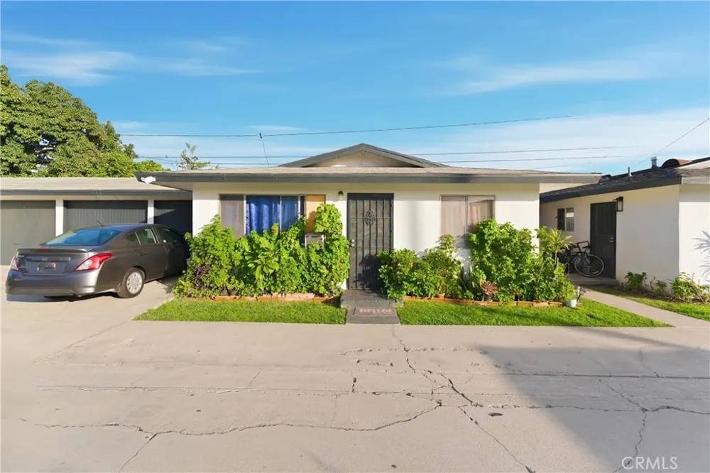 5222 Live Oak Cudahy, CA 90201