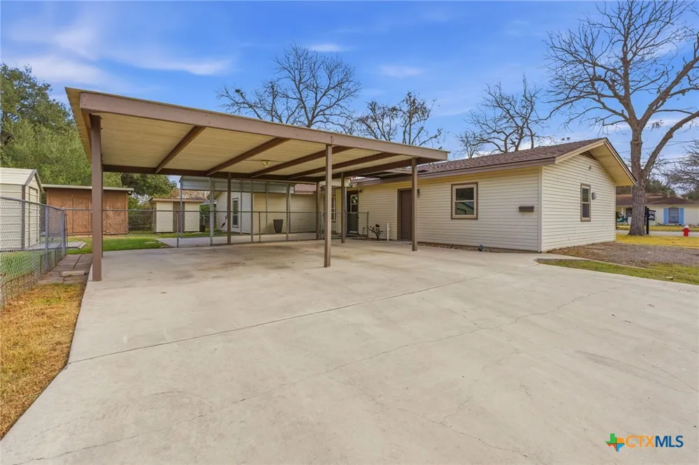 811 Nixon Street Lockhart, TX 78644