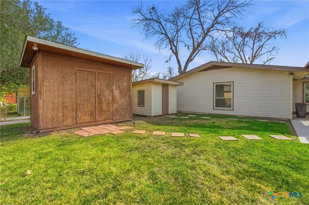 811 Nixon Street Lockhart, TX 78644
