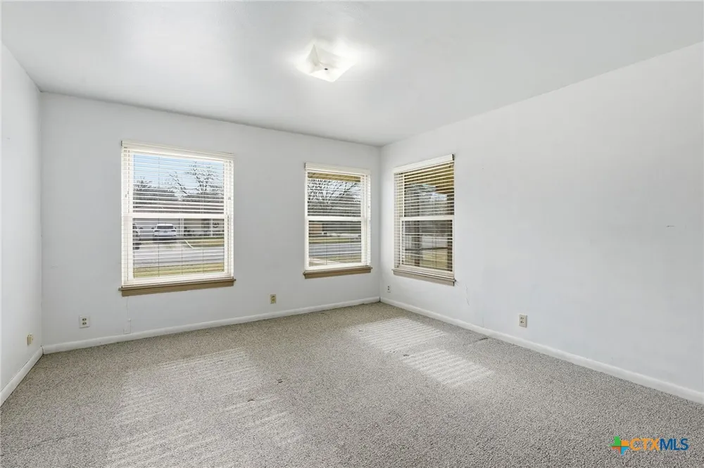 811 Nixon Street Lockhart, TX 78644