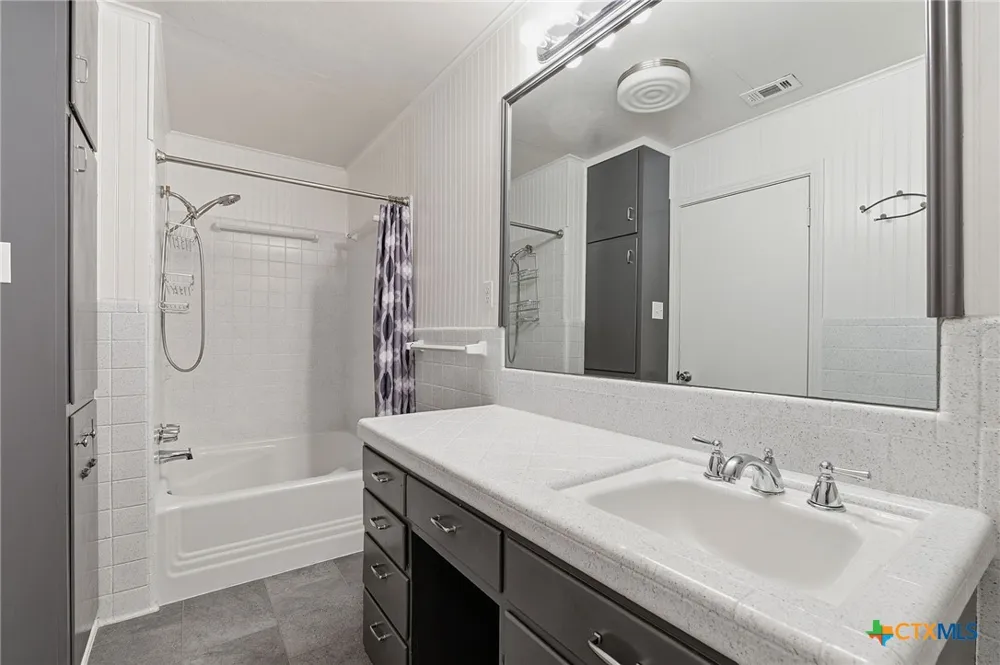 811 Nixon Street Lockhart, TX 78644