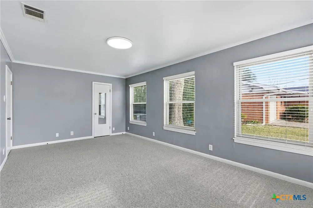811 Nixon Street Lockhart, TX 78644