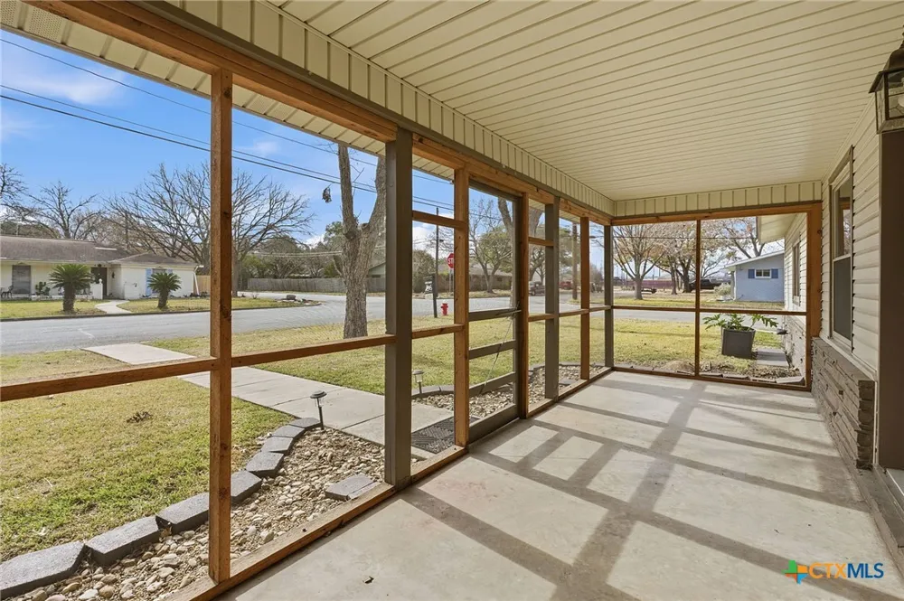 811 Nixon Street Lockhart, TX 78644