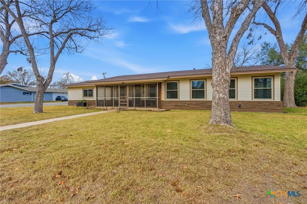 811 Nixon Street Lockhart, TX 78644