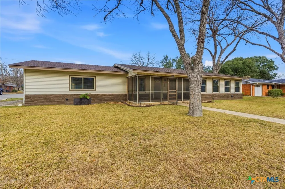 811 Nixon Street Lockhart, TX 78644