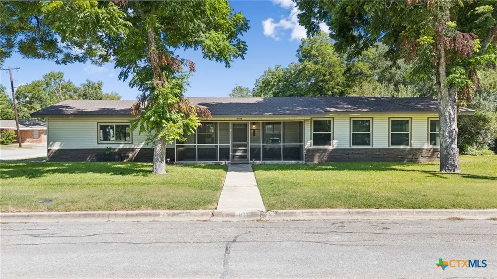 811 Nixon Street Lockhart, TX 78644