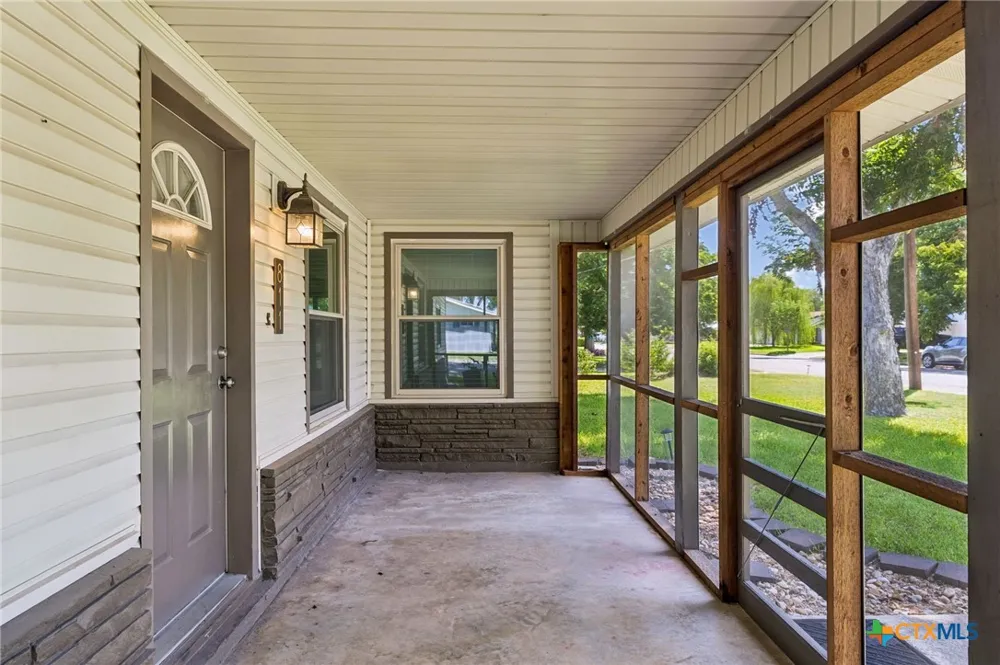 811 Nixon Street Lockhart, TX 78644