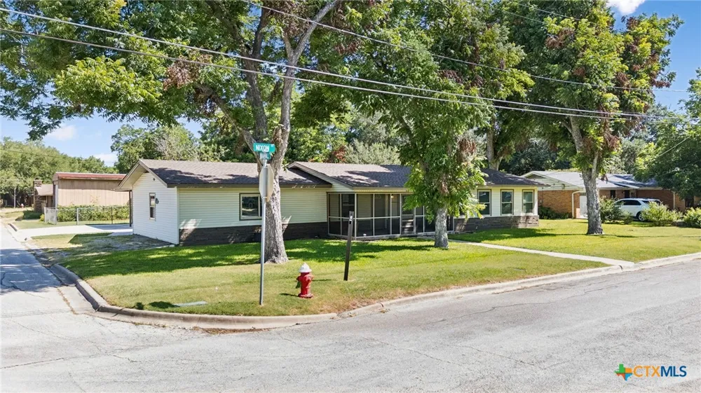 811 Nixon Street Lockhart, TX 78644