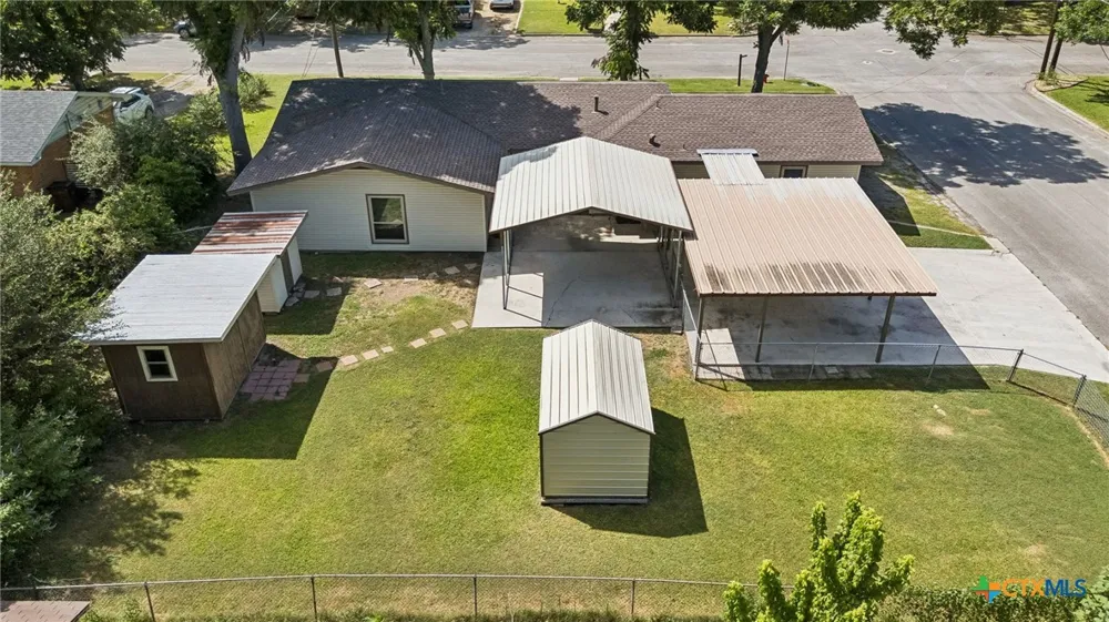 811 Nixon Street Lockhart, TX 78644