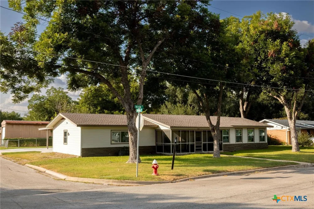 811 Nixon Street Lockhart, TX 78644