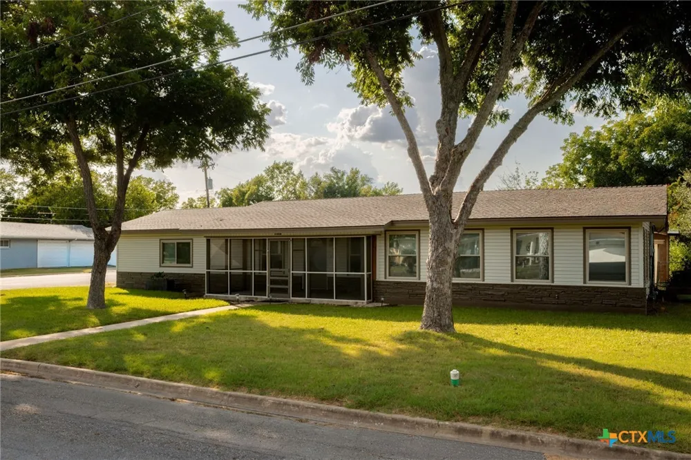 811 Nixon Street Lockhart, TX 78644