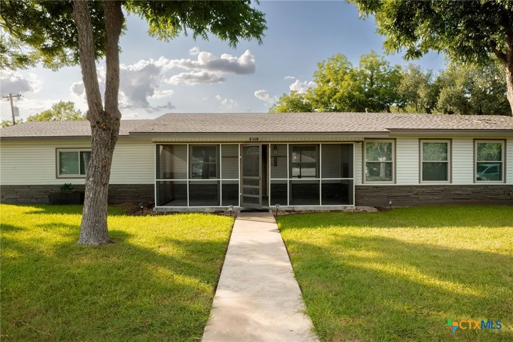 811 Nixon Street Lockhart, TX 78644