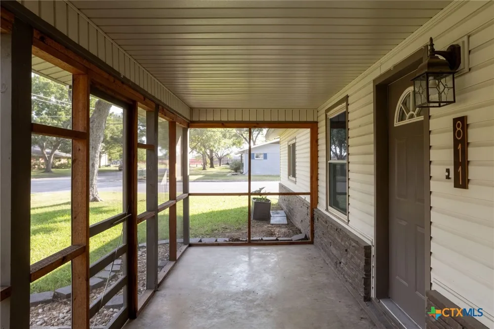 811 Nixon Street Lockhart, TX 78644
