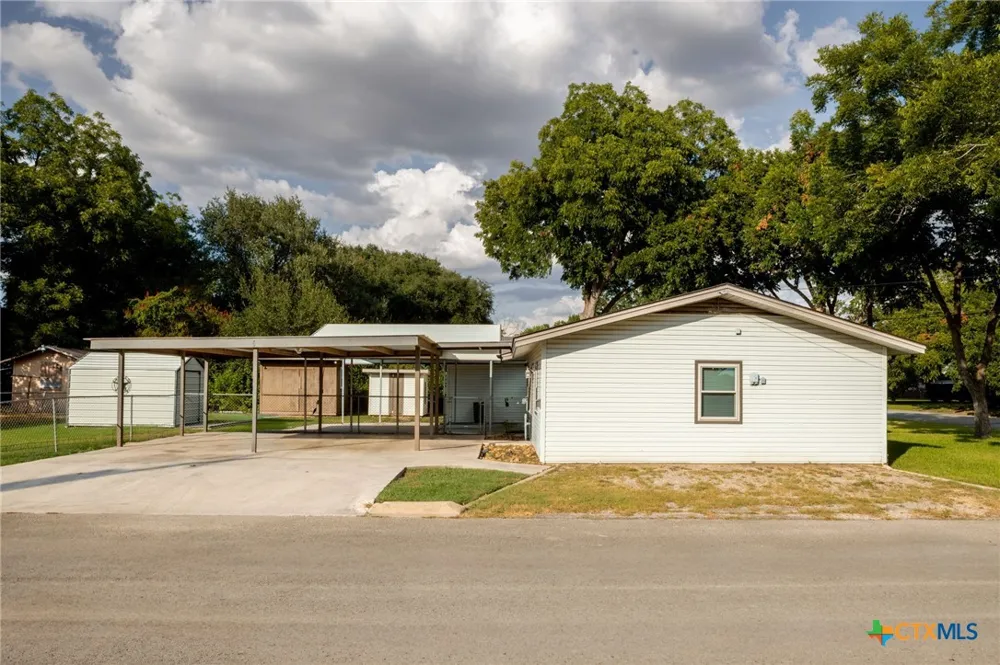 811 Nixon Street Lockhart, TX 78644
