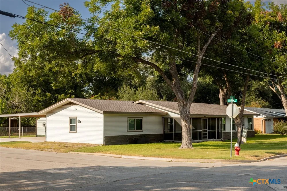 811 Nixon Street Lockhart, TX 78644