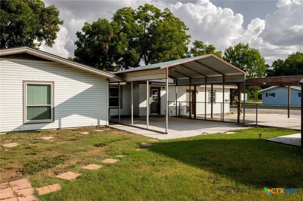 811 Nixon Street Lockhart, TX 78644