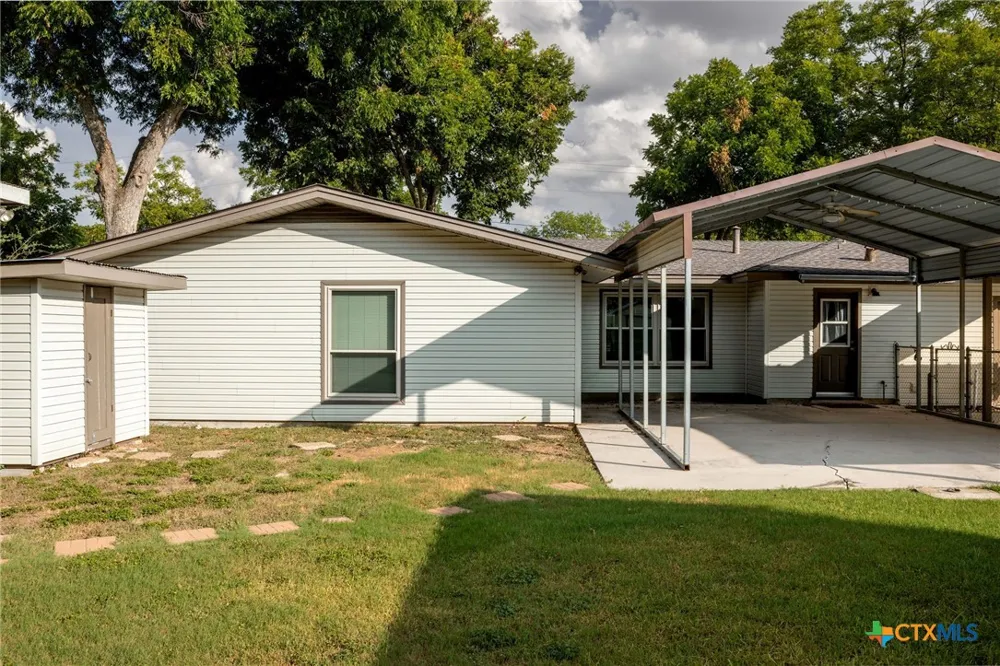 811 Nixon Street Lockhart, TX 78644
