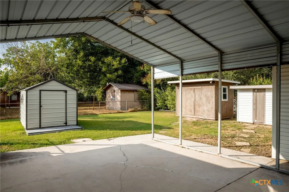 811 Nixon Street Lockhart, TX 78644