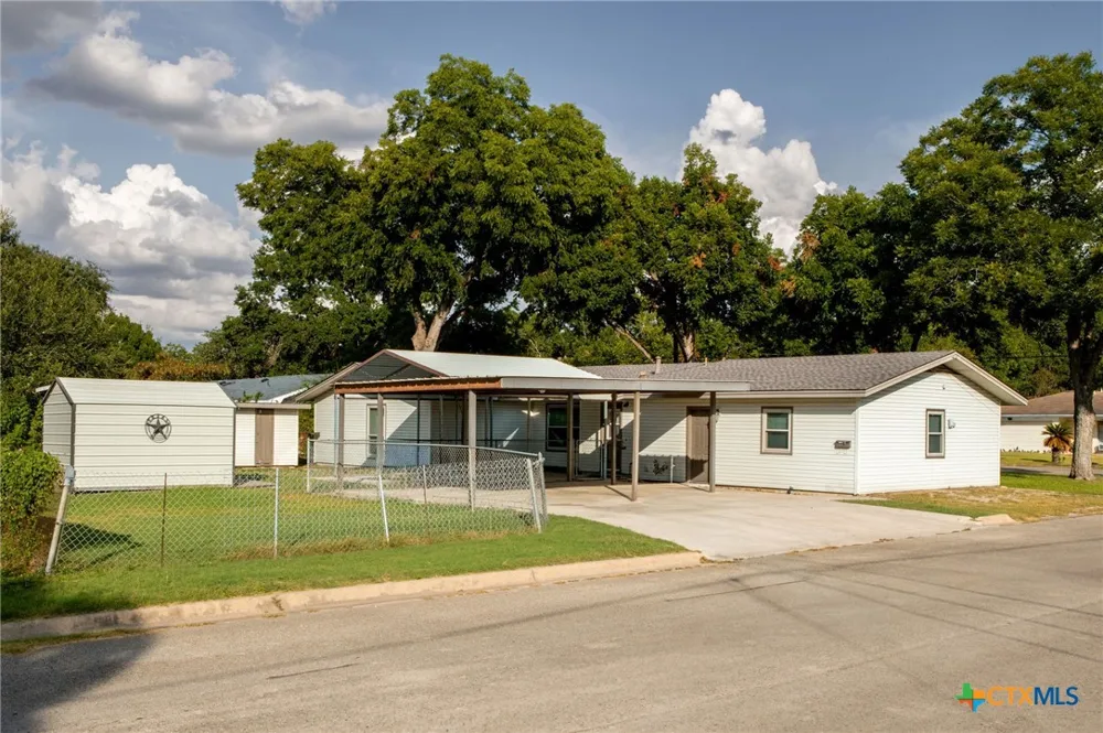 811 Nixon Street Lockhart, TX 78644