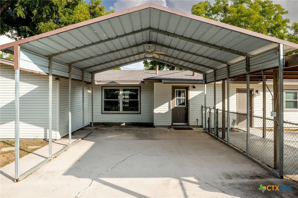 811 Nixon Street Lockhart, TX 78644
