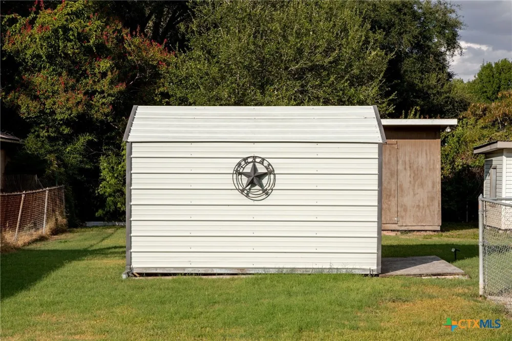 811 Nixon Street Lockhart, TX 78644