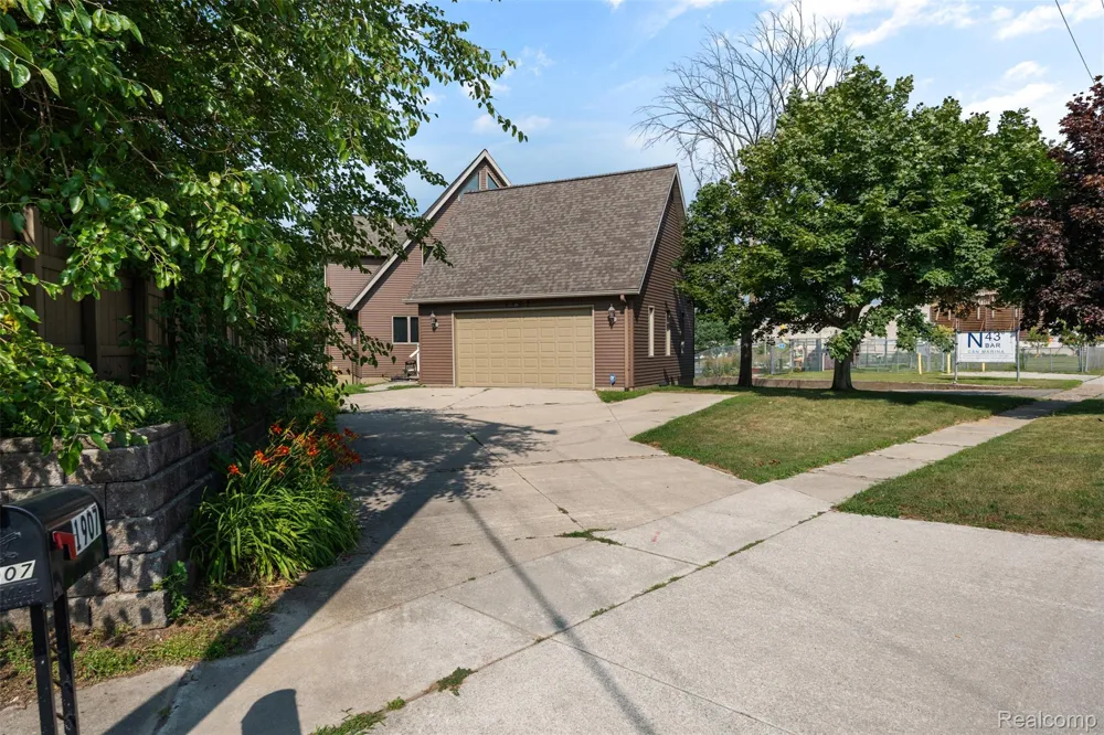 1907 Riverside Drive Port Huron City, MI 48060