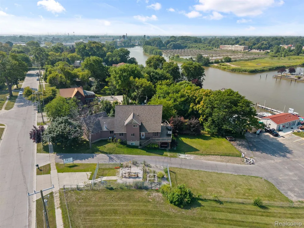 1907 Riverside Drive Port Huron City, MI 48060