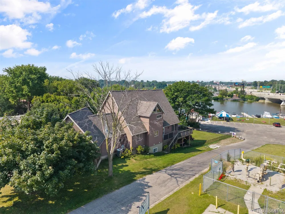 1907 Riverside Drive Port Huron City, MI 48060