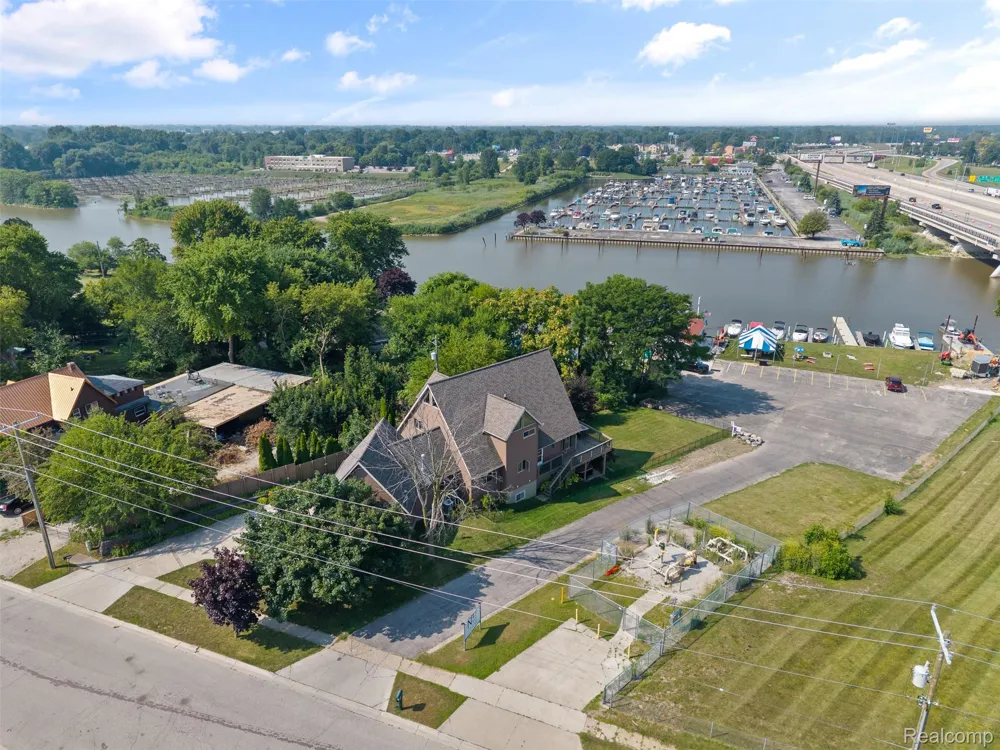 1907 Riverside Drive Port Huron City, MI 48060