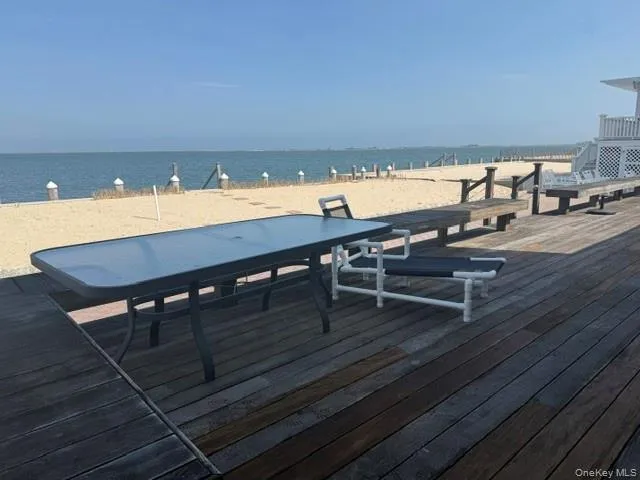 27 Shinnecock Road East Quogue, NY 11942
