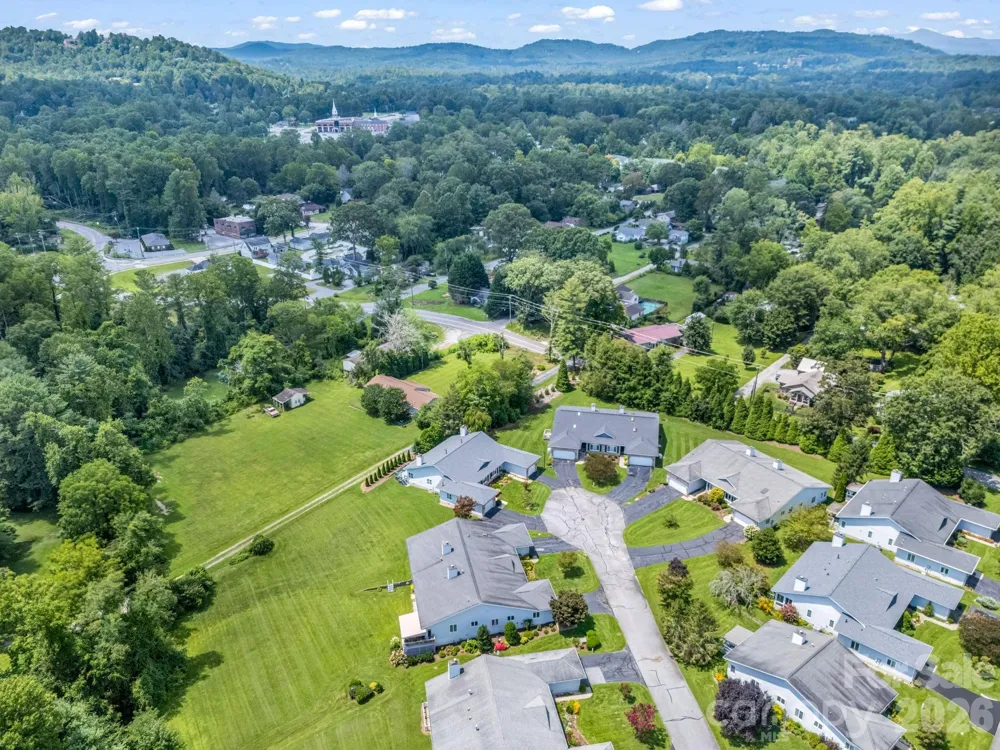 20 Country Meadows Lane Hendersonville, NC 28792