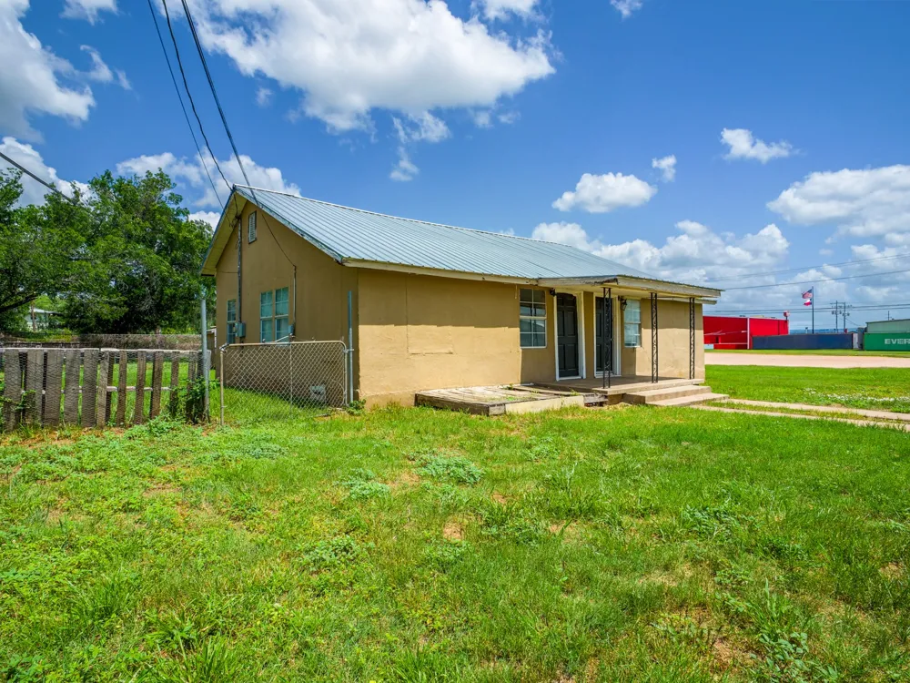 1004 Avon Avenue Llano, TX 78643
