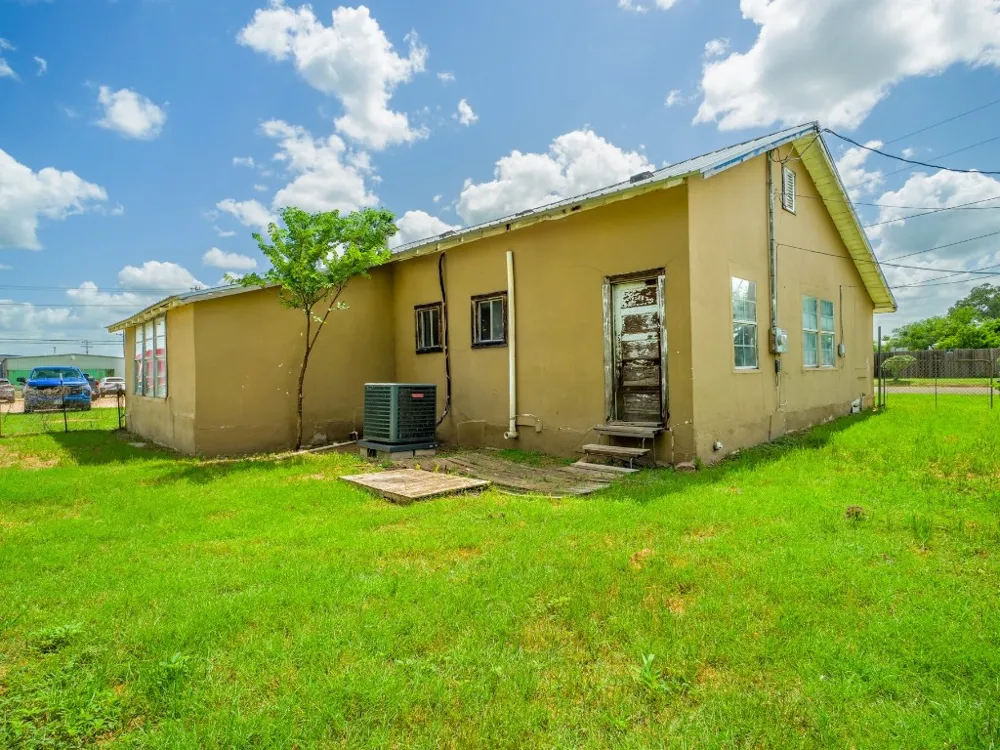1004 Avon Avenue Llano, TX 78643