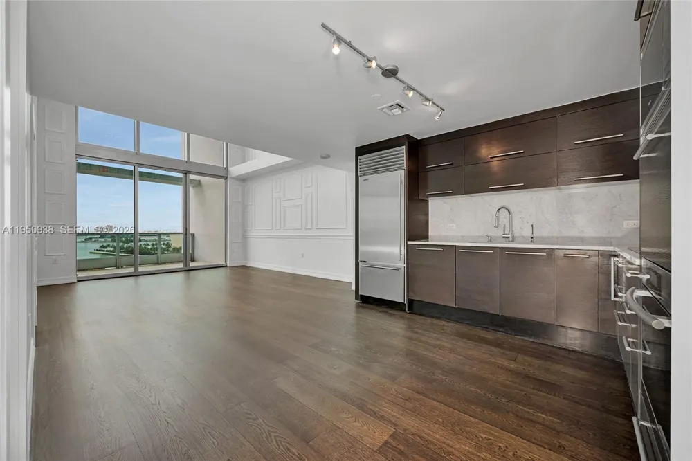 900 BISCAYNE BLVD #909 Miami, FL 33132