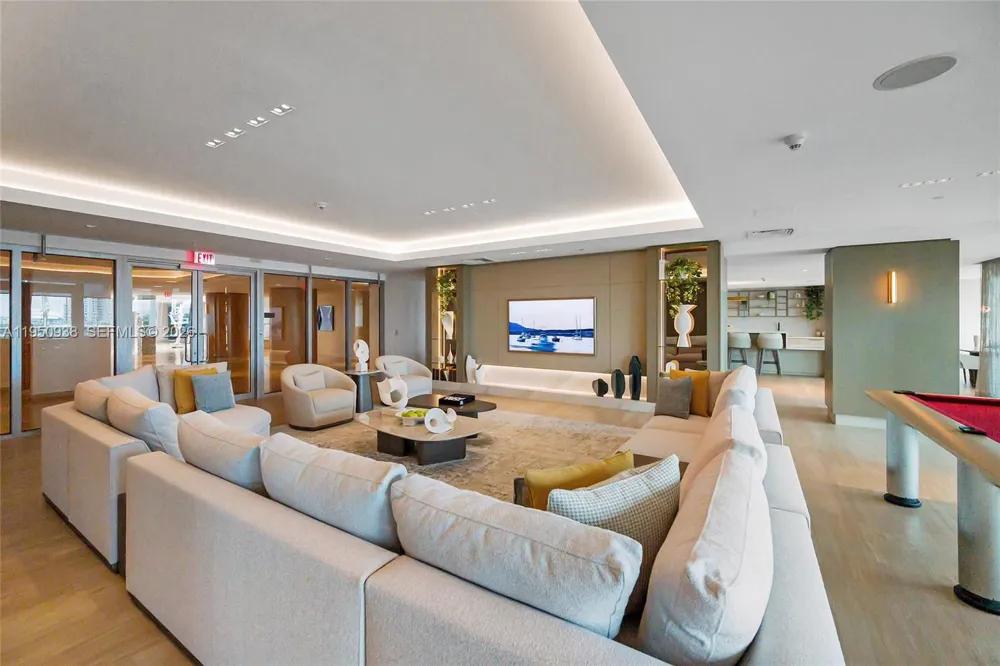 900 BISCAYNE BLVD #909 Miami, FL 33132