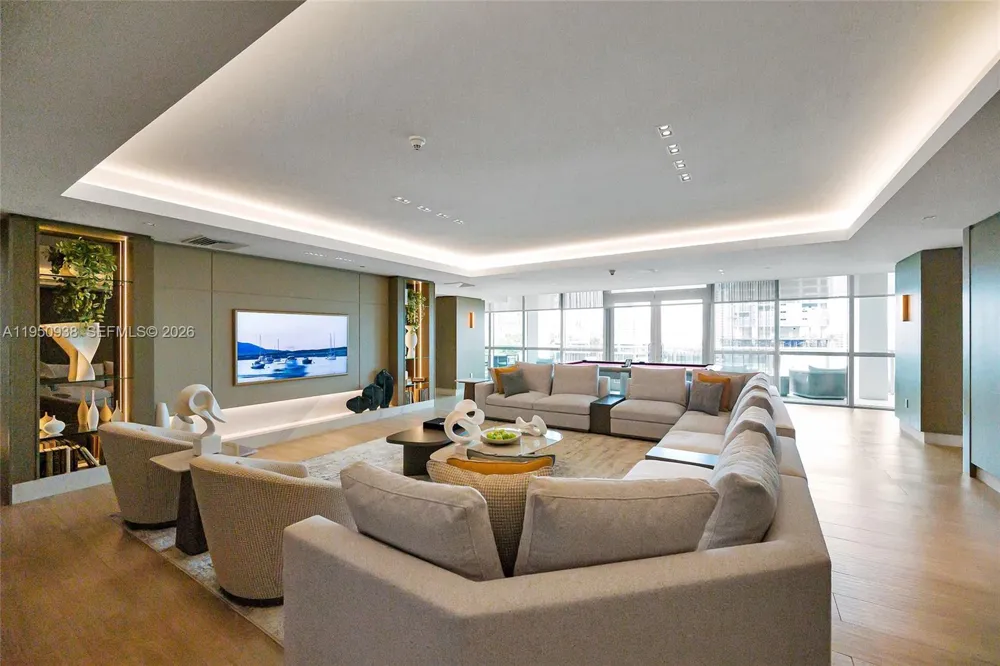 900 BISCAYNE BLVD #909 Miami, FL 33132