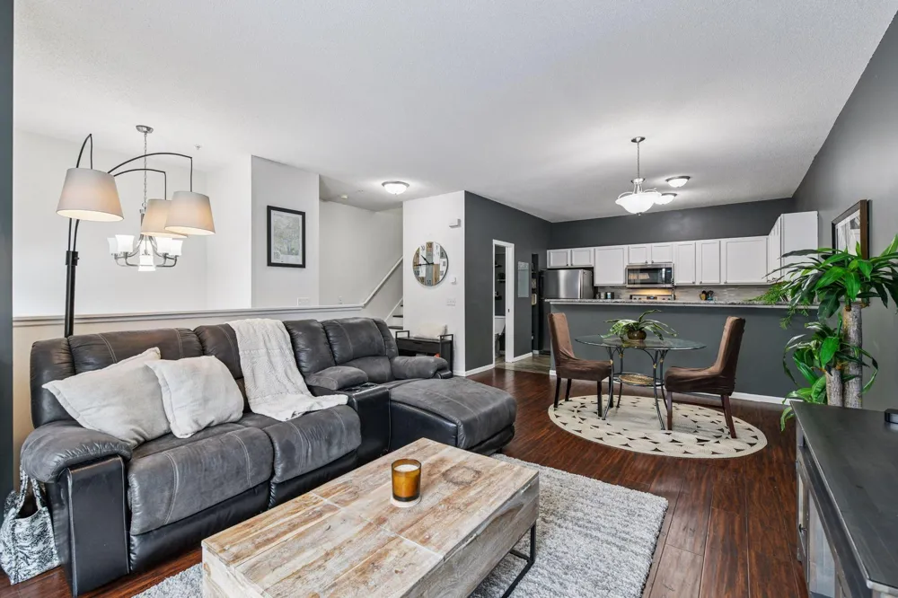 642 Willoughby Way W