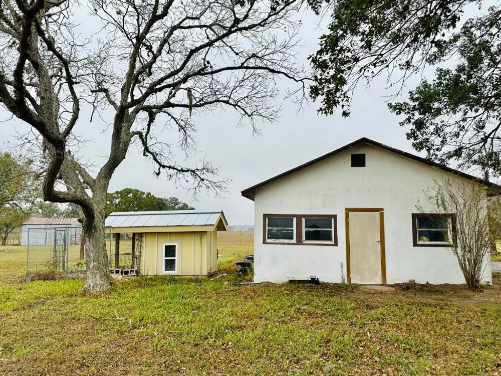 1696 E Fm 884 Yorktown, TX 78164
