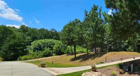 915 Edgewater Trail