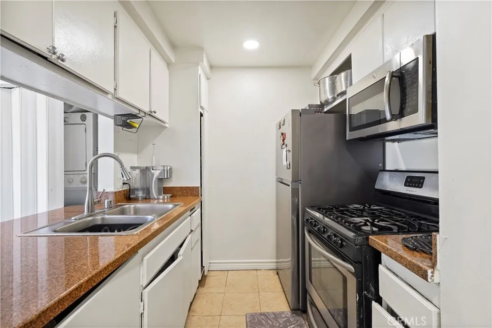 21219 Roscoe Canoga Park, CA 91304