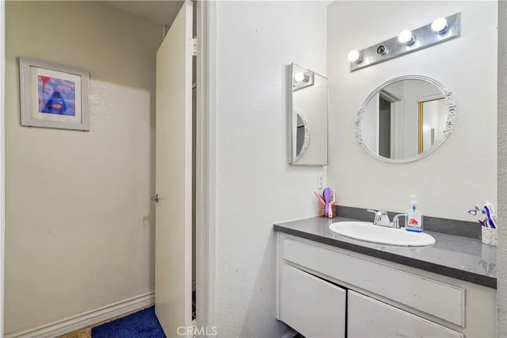 21219 Roscoe Canoga Park, CA 91304
