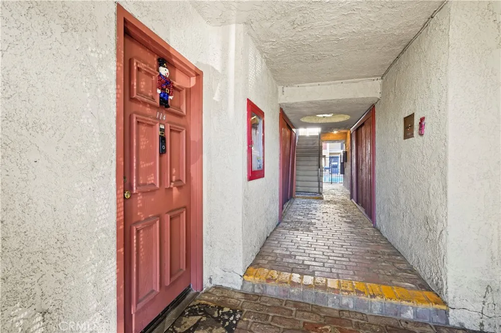 21219 Roscoe Canoga Park, CA 91304