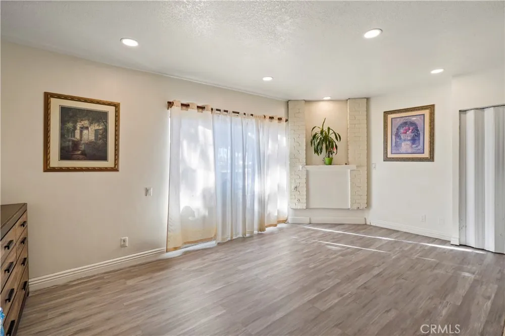 21219 Roscoe Canoga Park, CA 91304