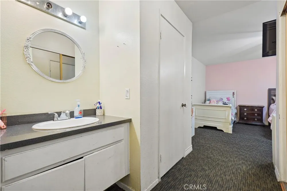 21219 Roscoe Canoga Park, CA 91304