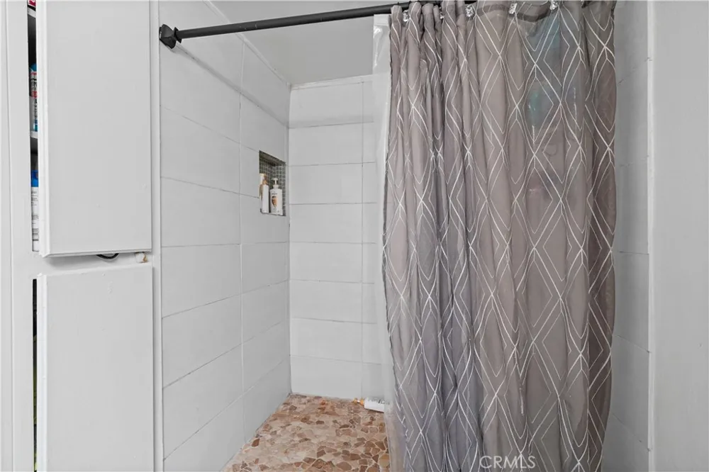 21219 Roscoe Canoga Park, CA 91304
