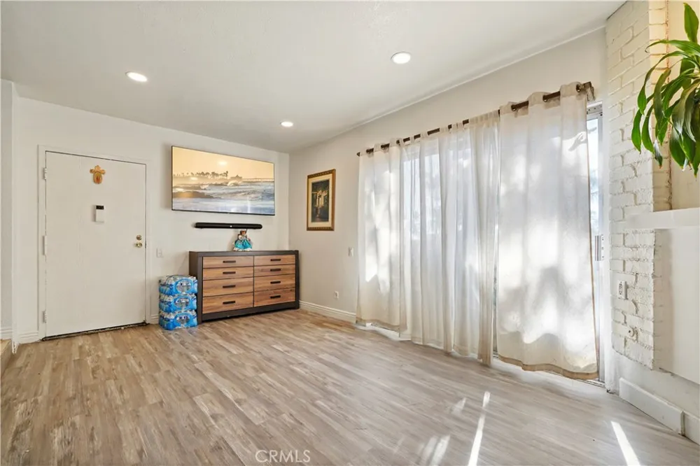 21219 Roscoe Canoga Park, CA 91304