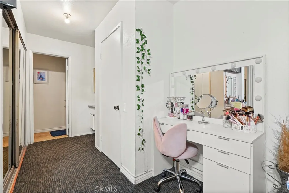 21219 Roscoe Canoga Park, CA 91304