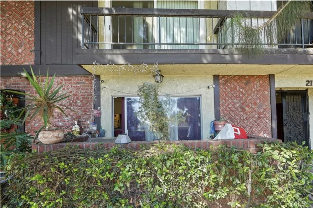 21219 Roscoe Canoga Park, CA 91304