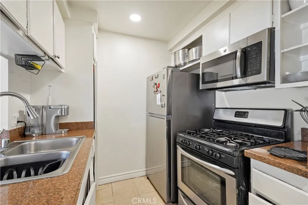 21219 Roscoe Canoga Park, CA 91304