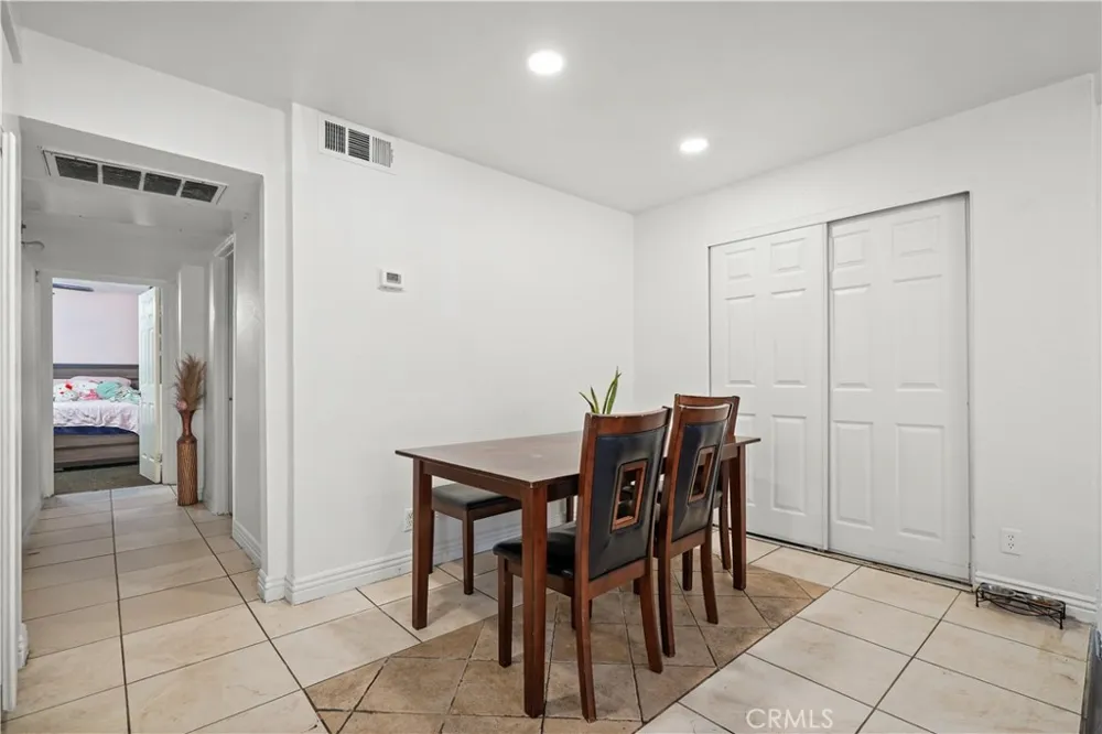 21219 Roscoe Canoga Park, CA 91304